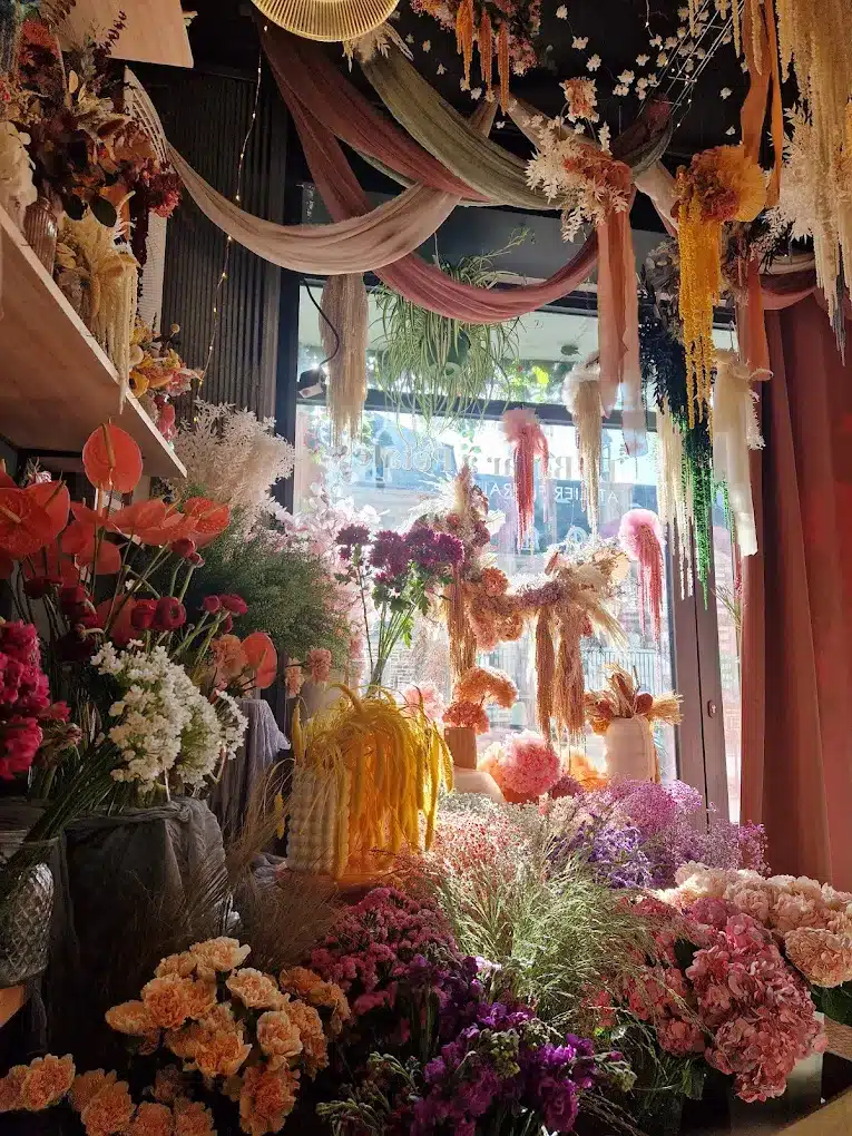 Fleurs colorées chez La Bazar à Pétales