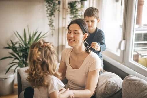 Maman qui joue aves ses deux enfants