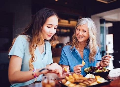 Deux femmes qui mangent